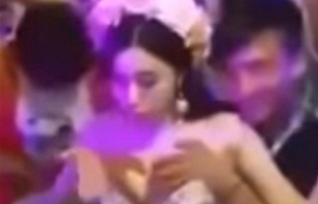 Una novia deja que le toquen los pechos para recaudar dinero para la luna de miel | Curiosidades