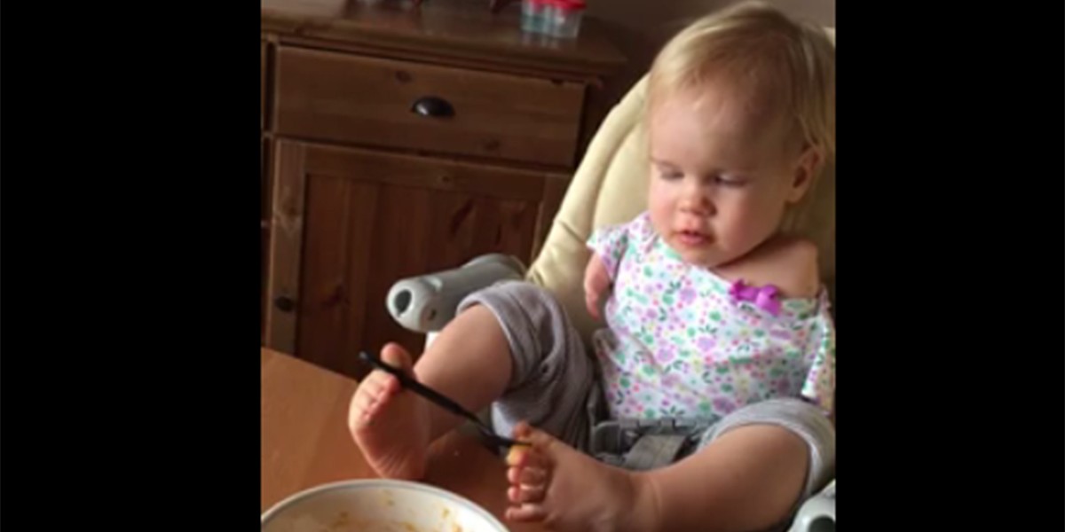 La emotiva historia de la bebé que nació sin brazos y aprendió a comer con sus pies | Redes