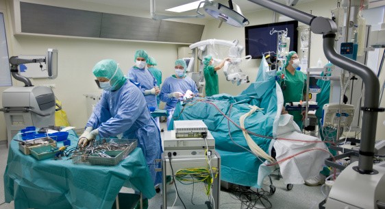 Tuvieron que amputarle el pene porque le quedó atascado dentro de una botella | Internacionales