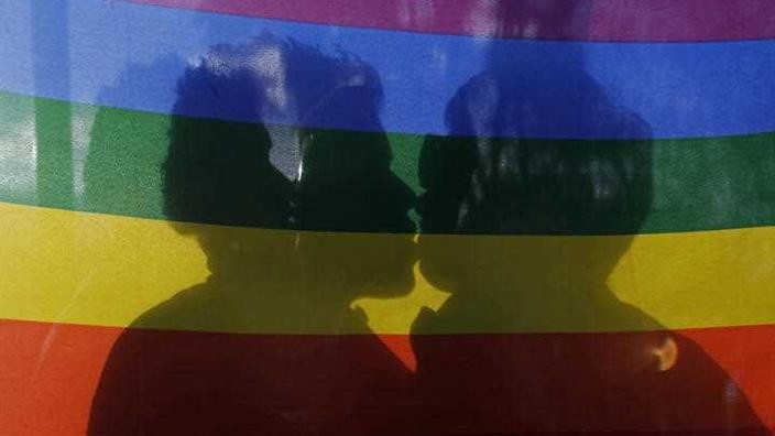 Indonesia: detuvieron a homosexuales por besarse y publicar la foto en internet | Internacionales