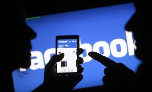 Reducen condena a un maltratador porque la esposa conversaba por Facebook en lugar de cocinarle | Actualidad