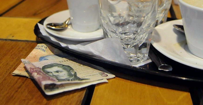 Tres indigentes quedaron cerca del juicio oral por robar la propina de una mesa en un restaurante | Actualidad