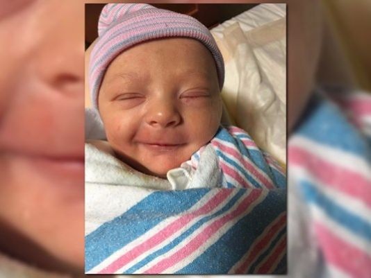 Fue al hospital a que le saquen una piedra del riñón y salió con un bebé | Redes