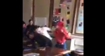 El joven que defendió a una profesora de las piñas de otro compañero | Curiosidades