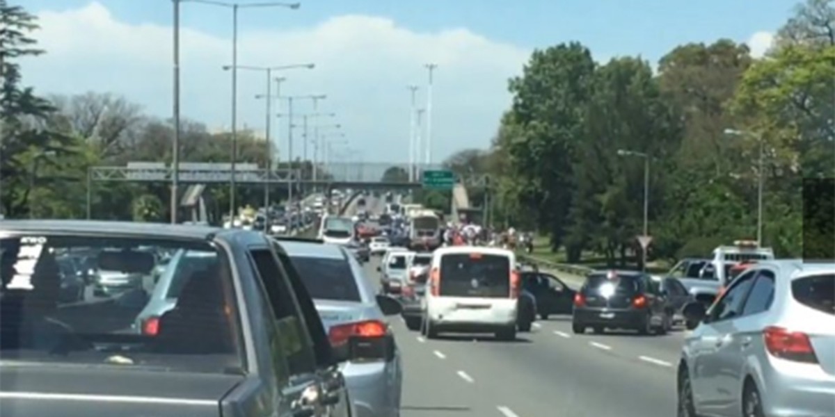 La barra de Tigre, a los piedrazos en la General Paz | Deportes