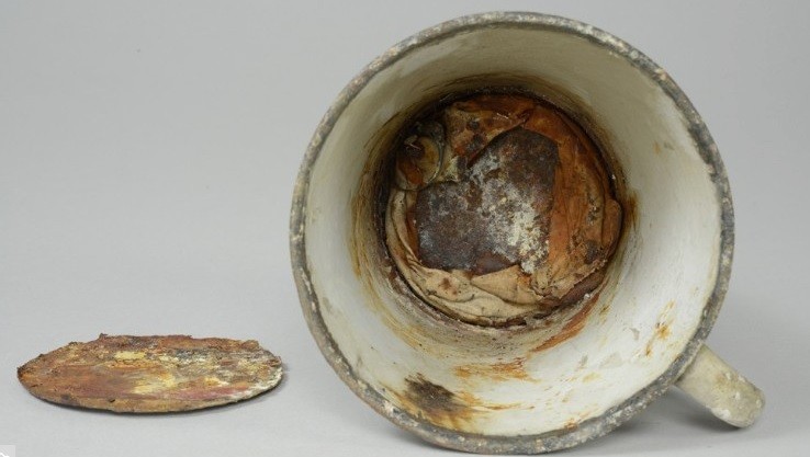 Encuentran un tesoro oculto hace más de 70 años en una taza de Auschwitz | Internacionales