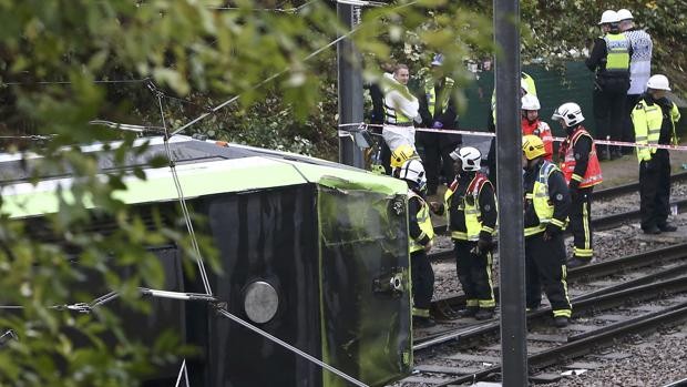Al menos siete muertos y 51 heridos al descarrilar un tranvía en el sur de Londres | Internacionales