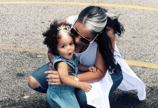 La historia de la nena que nació con canas y su madre la transformó en viral | Curiosidades