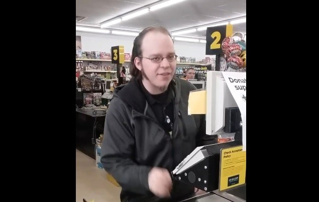 El cajero de supermercado que tiene voz angelical canta, cobra y gana seguidores en Facebook | Curiosidades