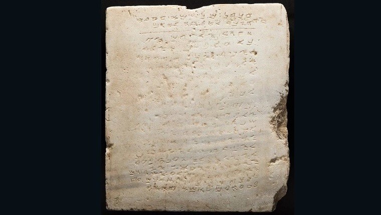 Subastan inscripción en piedra más antigua de los 10 mandamientos | Internacionales
