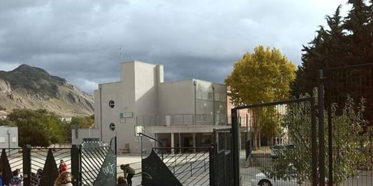 Brutal agresión: le arrojó una computadora a su profesor por quitarle el celular | Internacionales