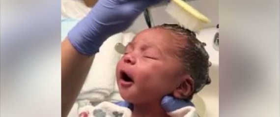 Video viral: el placer de una beba recién nacida a la que le lavan la cabeza | Curiosidades