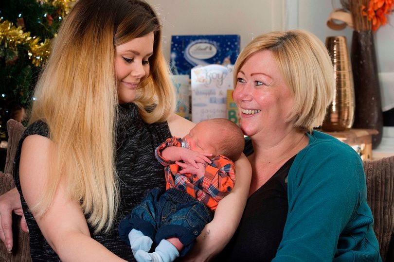 Dio a luz a su nieto con los óvulos congelados de su hija | Internacionales