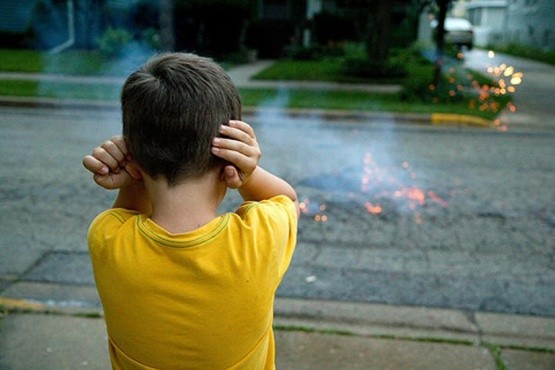La pirotecnia es "una tortura" para personas con autismo y tiene el impacto de una catástrofe | Actualidad