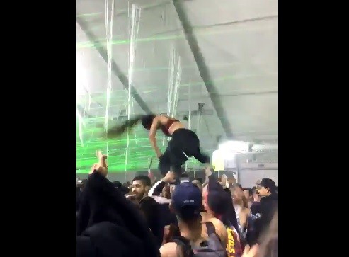 #EsViral Esta chica pierde el equilibro en una fiesta electrónica y el video arrasa Twitter | Redes