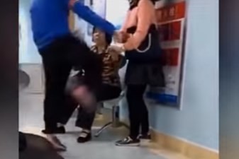 Video: un nene atacó a patadas a su mamá porque le prohibió usar el celular | Curiosidades