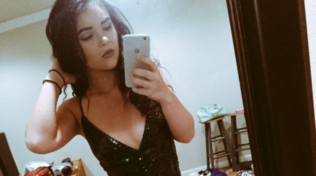 Compartió una selfie para mostrarse sexy pero se hizo viral por lo que aparecía atrás en la foto | Redes