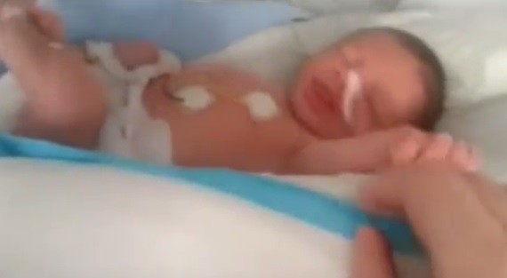 Se internó porque pensaba que tenía cólicos, pero estaba embarazada y tuvo un bebé | Curiosidades