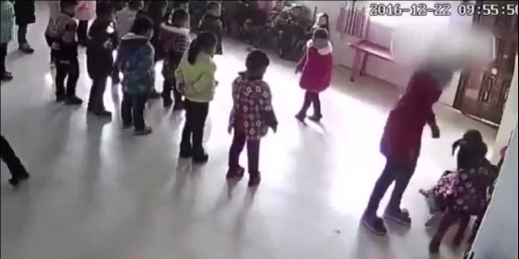China: una cámara de seguridad grabó el momento en el que una maestra le pega a dos nenas durante una clase | Internacionales