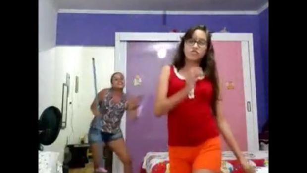 Video viral: la madre que baila detrás de su hija y le quita protagonismo | Redes