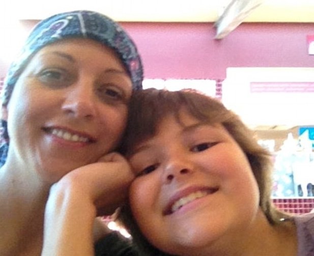 Madre e hija celebraron que terminaron el mismo día el tratamiento contra el cáncer | Curiosidades