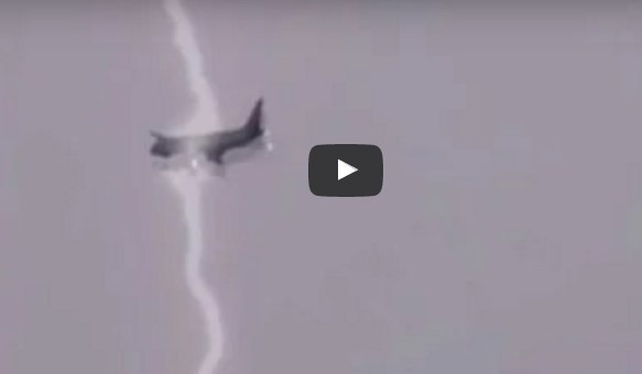 Video impactante: un avión atravesado por un rayo en pleno vuelo | Curiosidades