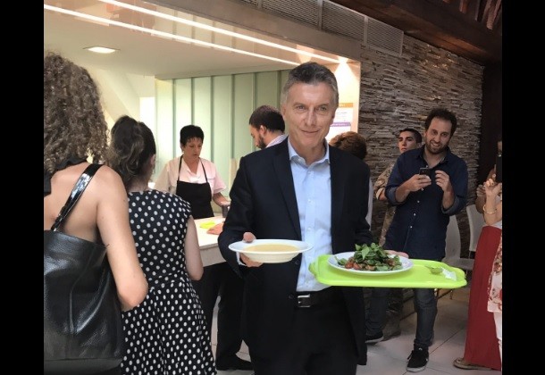 Macri apareció en forma sorpresiva en el comedor de casa de Gobierno para almorzar: "¿Siempre se come así acá?" | Política