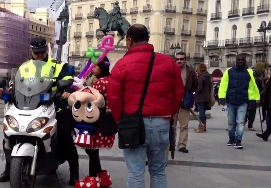 Detuvieron a dos mujeres que se disfrazaban de Minnie para robar a turistas | Internacionales