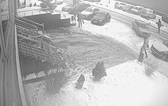 Milagro en la nieve: auto aplasta a una mujer y logra sobrevivir | Redes