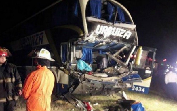 Choque entre un micro y un camión en autopista Rosario-Córdoba deja dos heridos graves | Actualidad