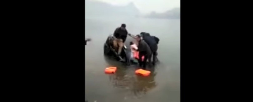 #Esviral El hombre que tira a su bebé por el aire para salvarle la vida | Redes