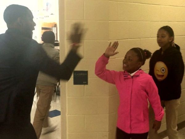 Profe motivador tiene un saludo personalizado para cada uno de sus alumnos | Redes