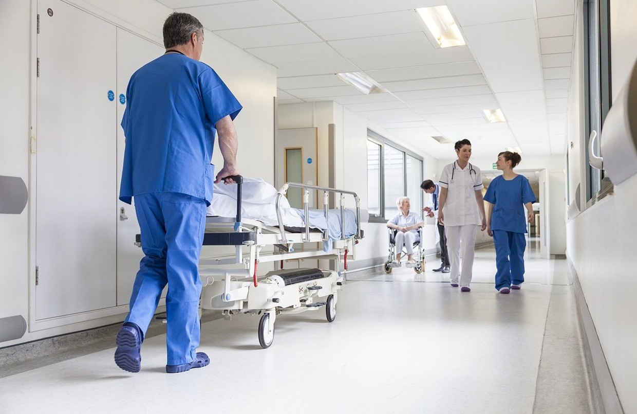 Polémica en Inglaterra: los hospitales públicos le cobrarán a los extranjeros antes de atenderlos | Internacionales