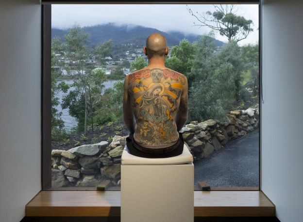 El hombre que le vendió su espalda a un artista para que haga un tatuaje | Curiosidades