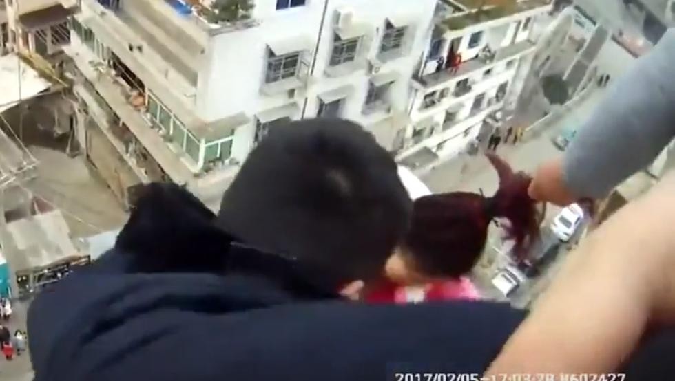 Video impactante: un hombre agarró a su mujer del pelo y la salvó de caer al vacío desde una terraza | Curiosidades
