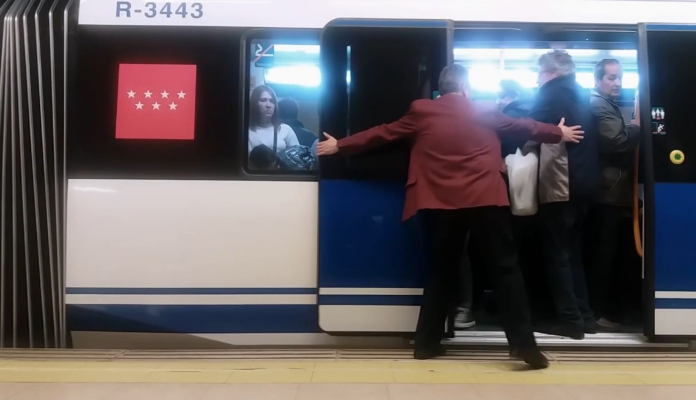 De no creer: en el subte de Madrid pusieron "empujadores" en la hora pico | Internacionales