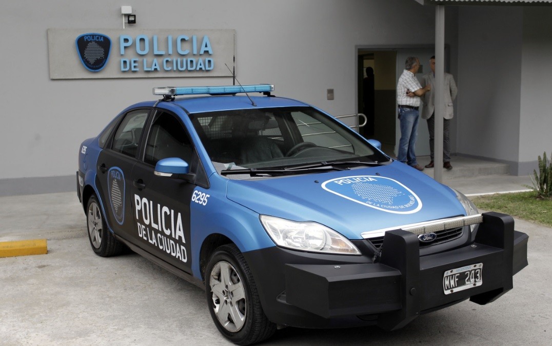 Asaltan a una mujer policía en Boedo, escapan y chocan en Flores; hay dos detenidos | Actualidad