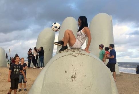 #EsViral La brasileña que hace "jueguito" en zapatillas, pero también con tacos aguja | Redes