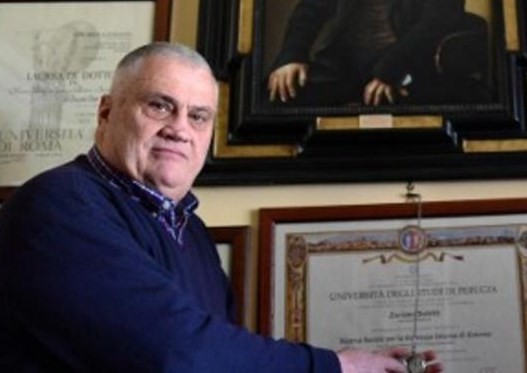 La historia del hombre con más títulos universitarios del mundo | Curiosidades