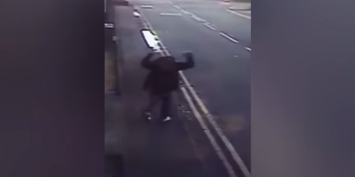 La emotiva reacción de un hombre sin techo al enterarse que consiguió trabajo | Redes