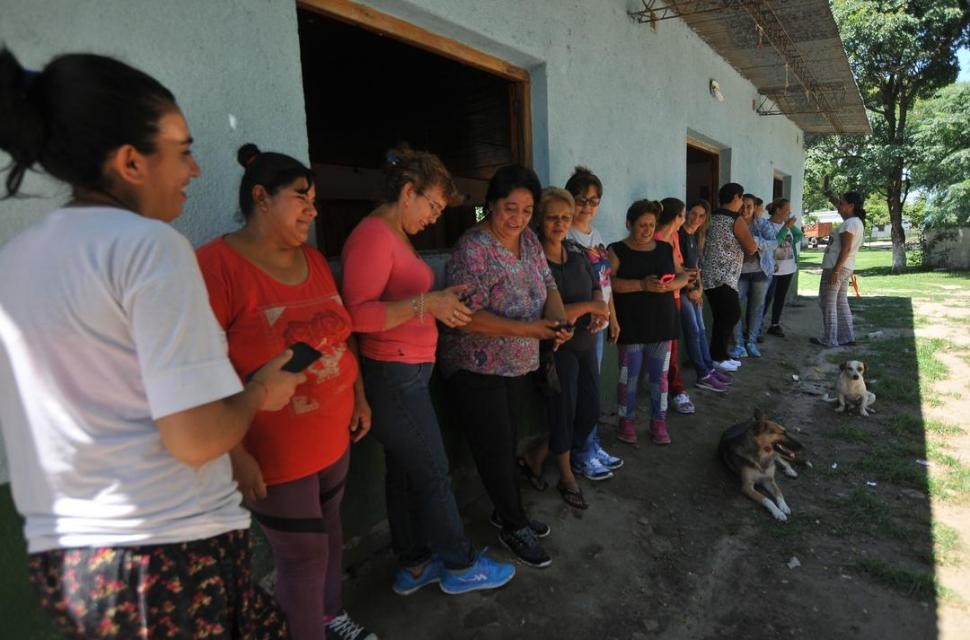 Tucumán: le pagan el sueldo a las mujeres, porque los hombres se lo gastan en asado y alcohol | Actualidad