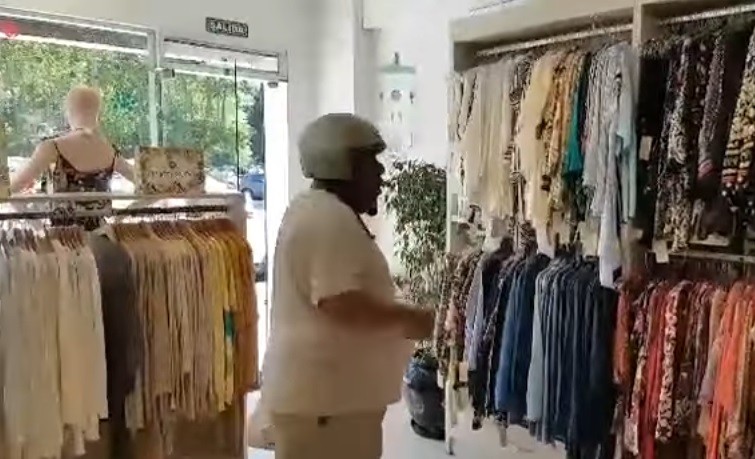 #EsViral El "delivery poeta" de Mar del Plata que tiene a todas las clientas a sus pies | Curiosidades