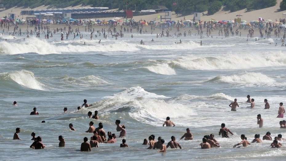 Villa Gesell: un joven fue arrastrado por una ola, golpeó su cabeza con el suelo marino y está grave | Actualidad