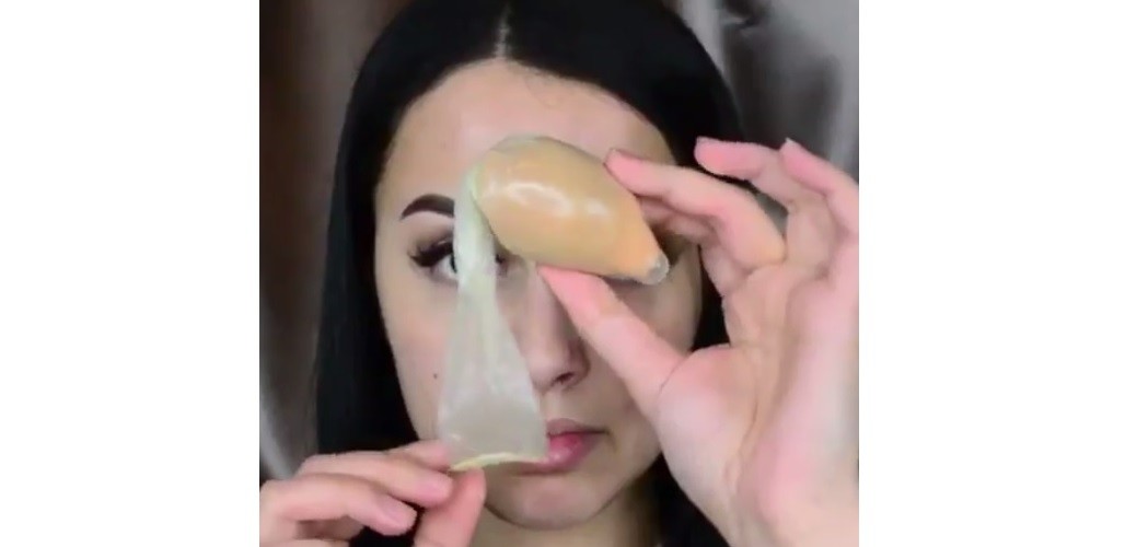 Una YouTuber enseña a cómo maquillarse usando un preservativo | Redes