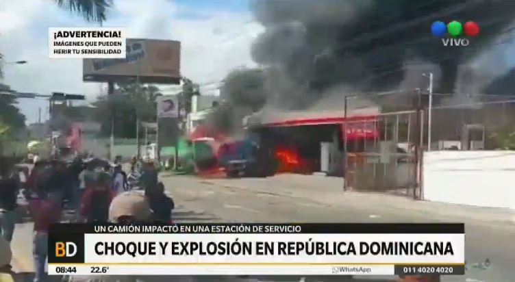 Un camión chocó contra una estación de servicio y provocó un gran incendio | Internacionales