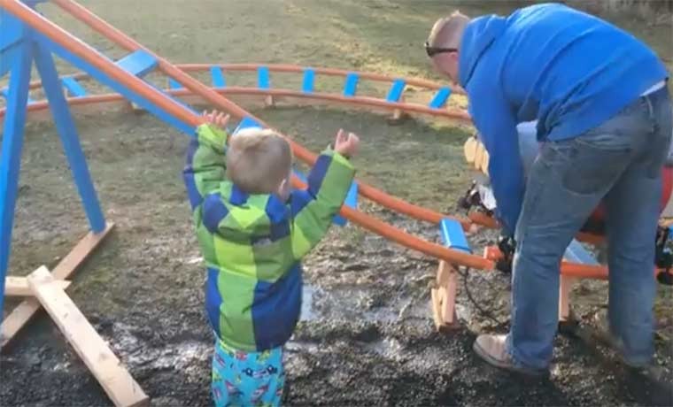 La historia del hombre que le construyó una montaña rusa de verdad a su hijo en el parque de su casa | Curiosidades
