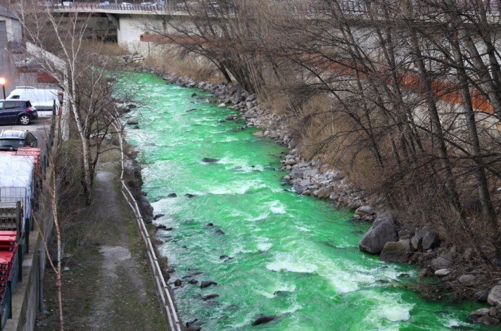 Video: un río se tiñó de verde y disparó el alerta entre vecinos | Internacionales