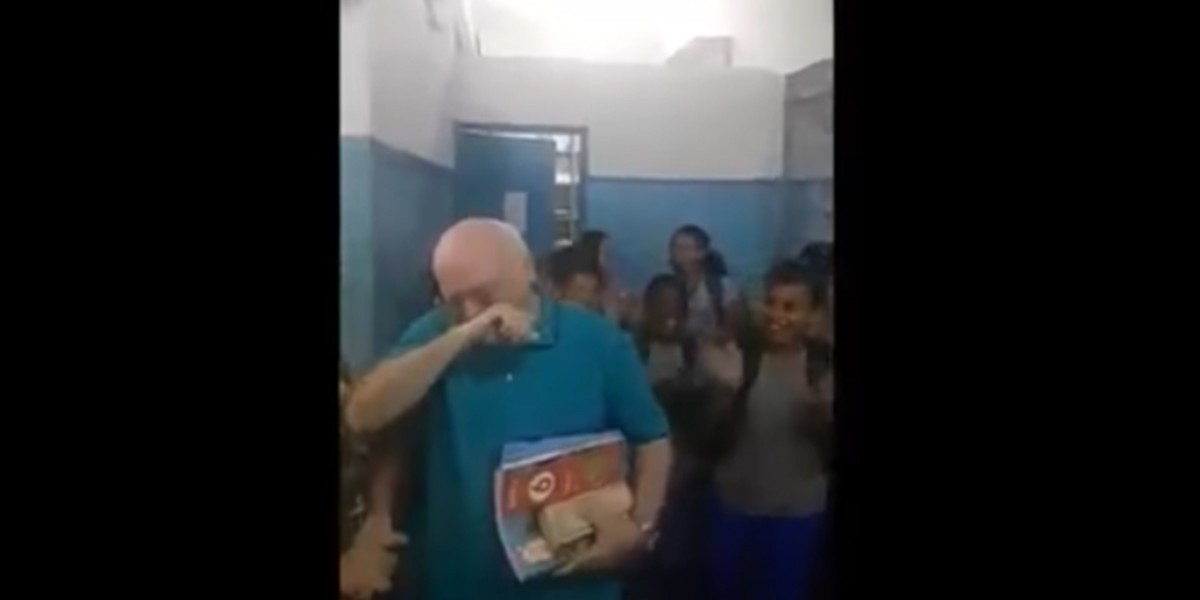 Brasil: el emotivo homenaje de un grupo de alumnos a su profesor de ciencias | Redes