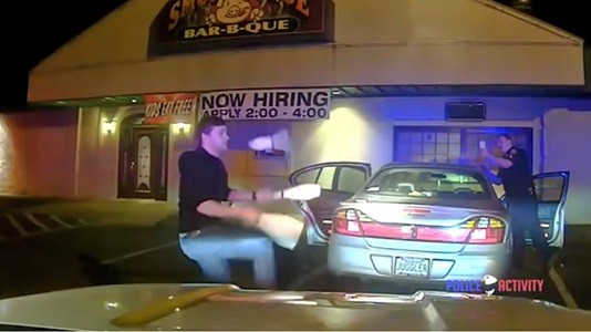 #EsViral el malabarista que actúa frente a los policías para mostar que está sobrio | Redes