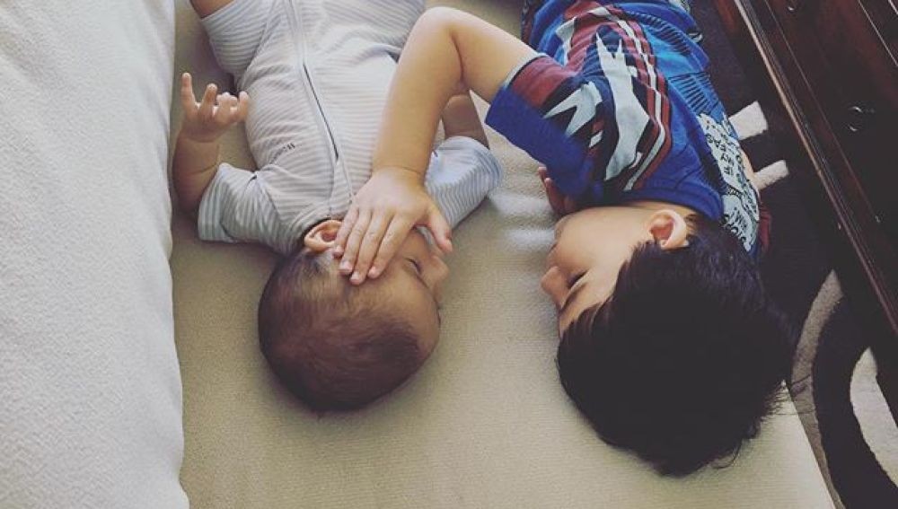 "Estoy aquí, todo está bien", así consuela un niño de tres años a su hermano bebé con cáncer terminal | Curiosidades